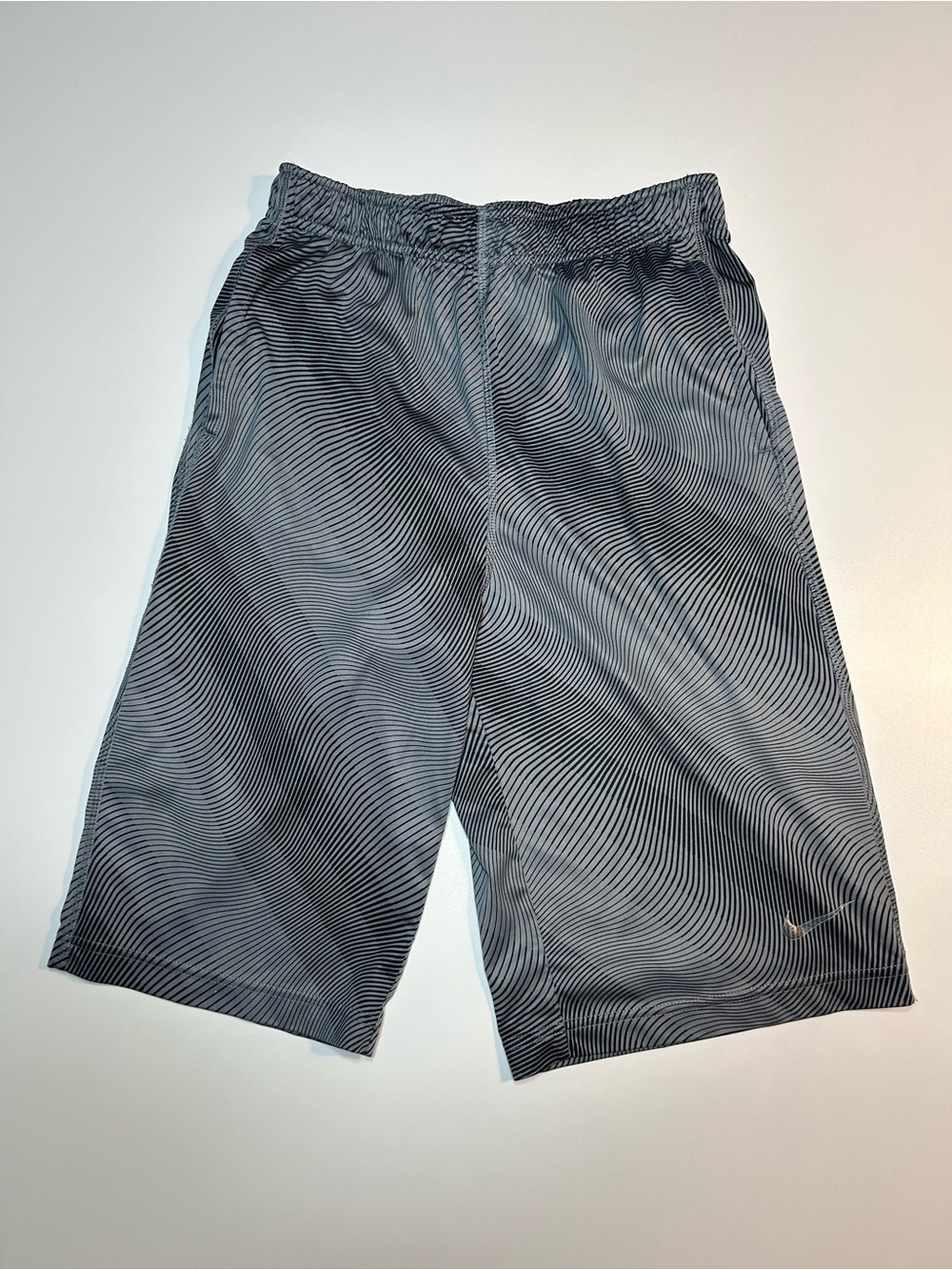 Nike Men's Fly 9" Linear Flow Training Shorts Grey Black Wavy Striped